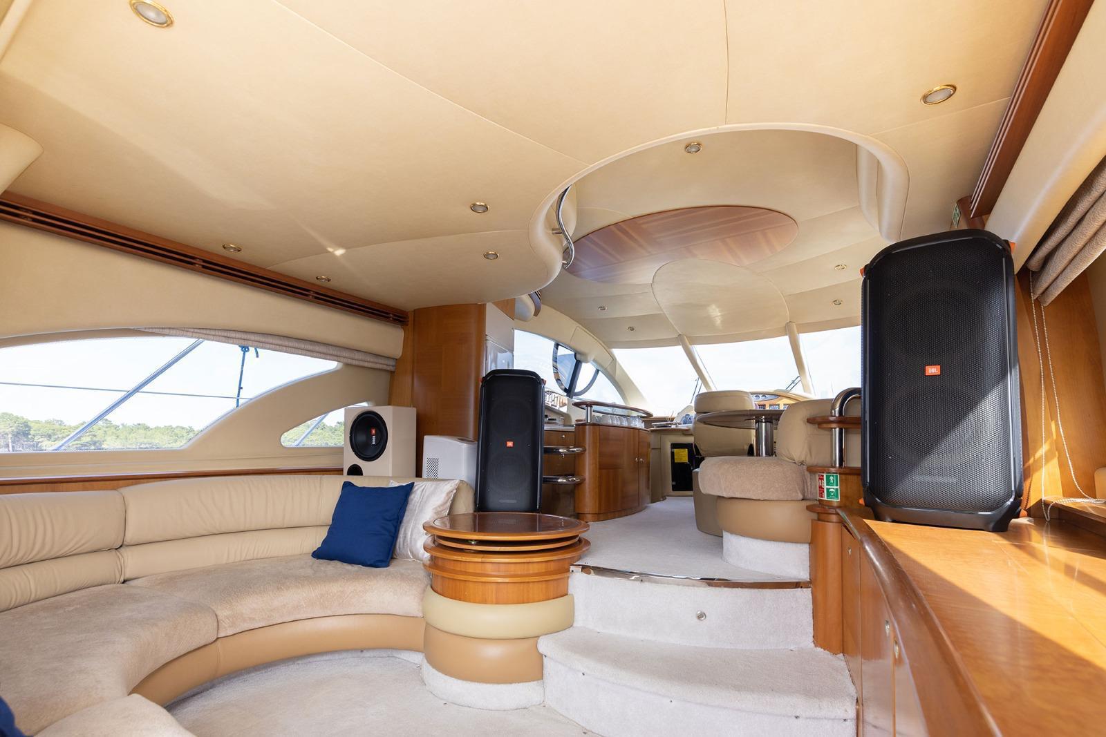 Kemer Yat Kiralama 18m Azimut 55 Fly